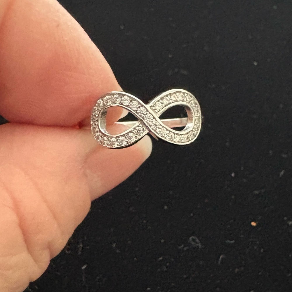 Brand new sterling silver new size 7 infinity ring with clear stones